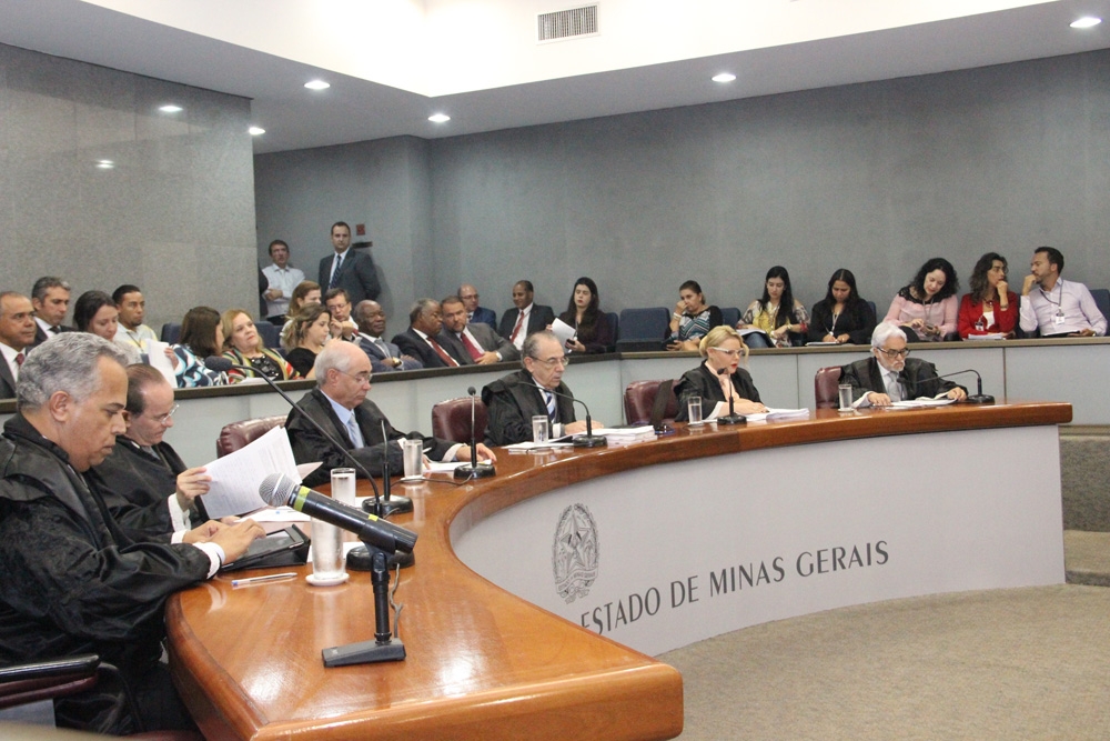 Votos dos conselheiros Gilberto Diniz (primeiro à esq na foto) e Adriene Andrade foram aprovados por unanimidade